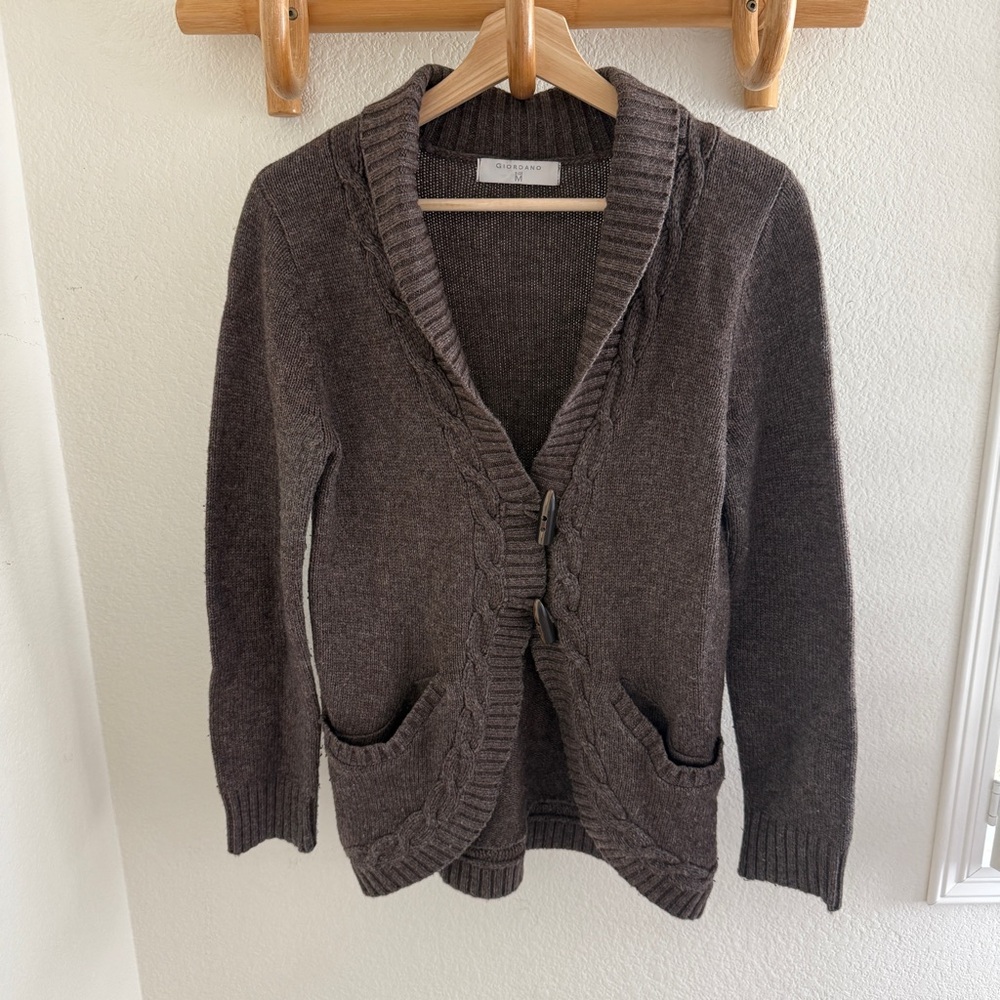 Giordano wool blend cable knit cardigan with pockets and buttons. Size M